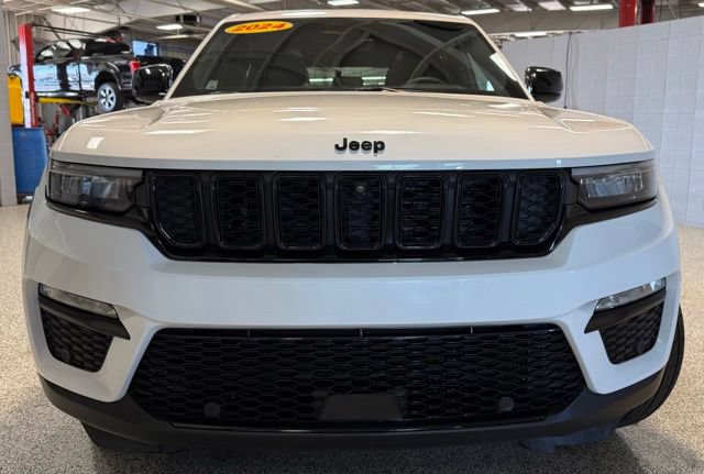 Used 2024 Jeep Grand Cherokee Limited w/ Luxury Tech Group II AWD/4WD image 2
