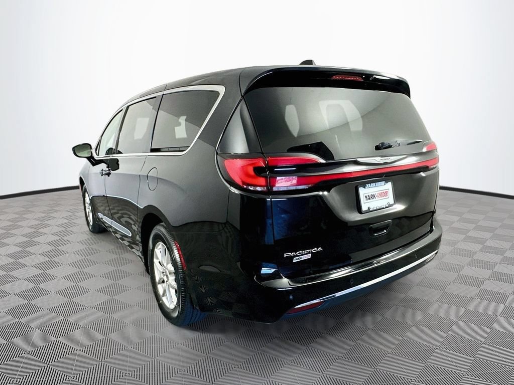 Certified 2024 Chrysler Pacifica Touring-L FWD image 7