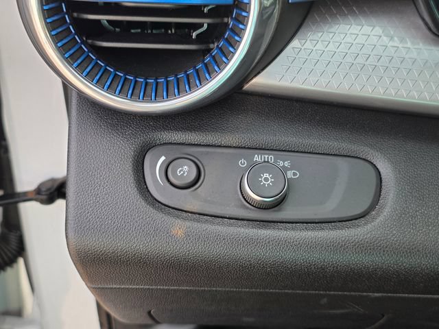 Used 2025 Chevrolet Trax LT w/ LT Convenience Package FWD image 32