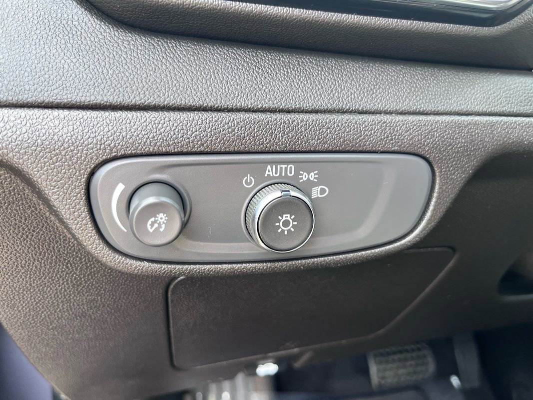 Used 2023 Chevrolet Bolt EUV LT image 36