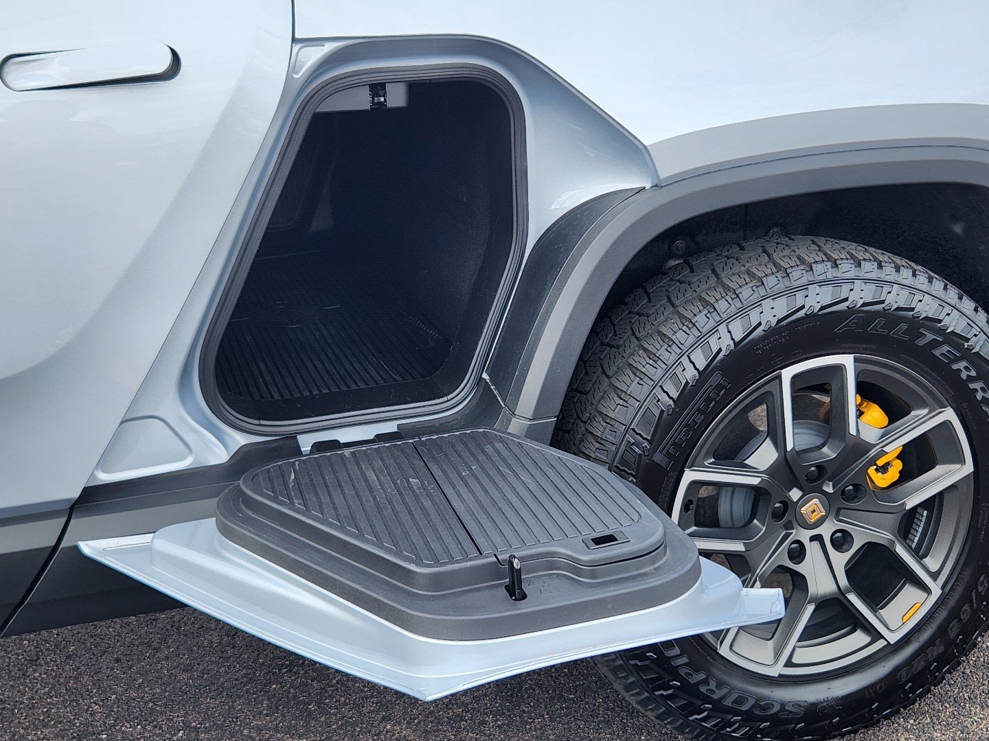 Used 2025 Rivian R1T Premium Tri AWD/4WD image 20