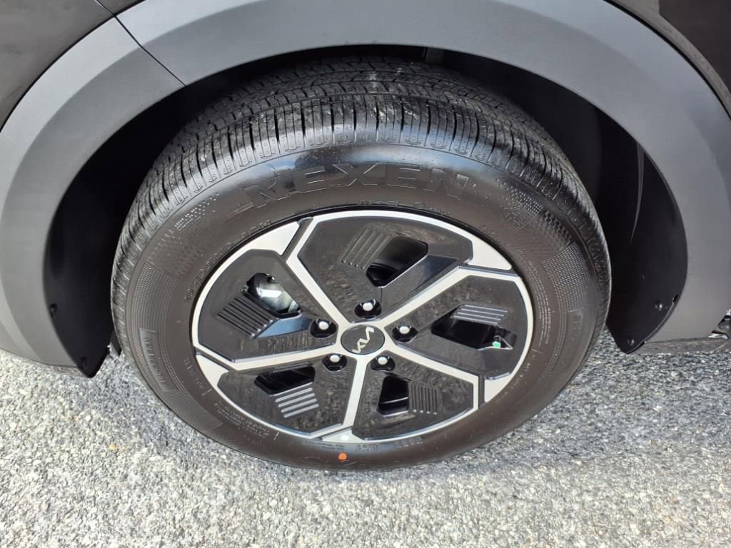 New 2025 Kia Niro EX image 14