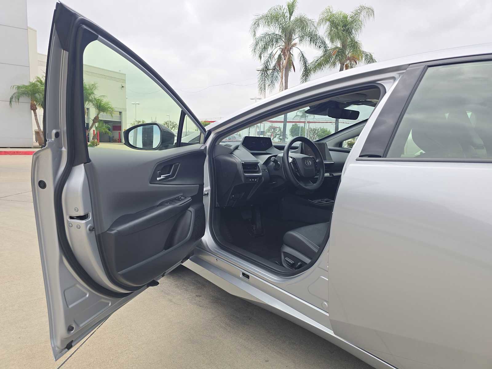 Used 2025 Toyota Prius XLE FWD image 21