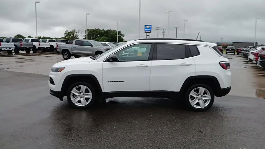 Used 2022 Jeep Compass Latitude w/ Sun and Sound Group AWD/4WD image 5