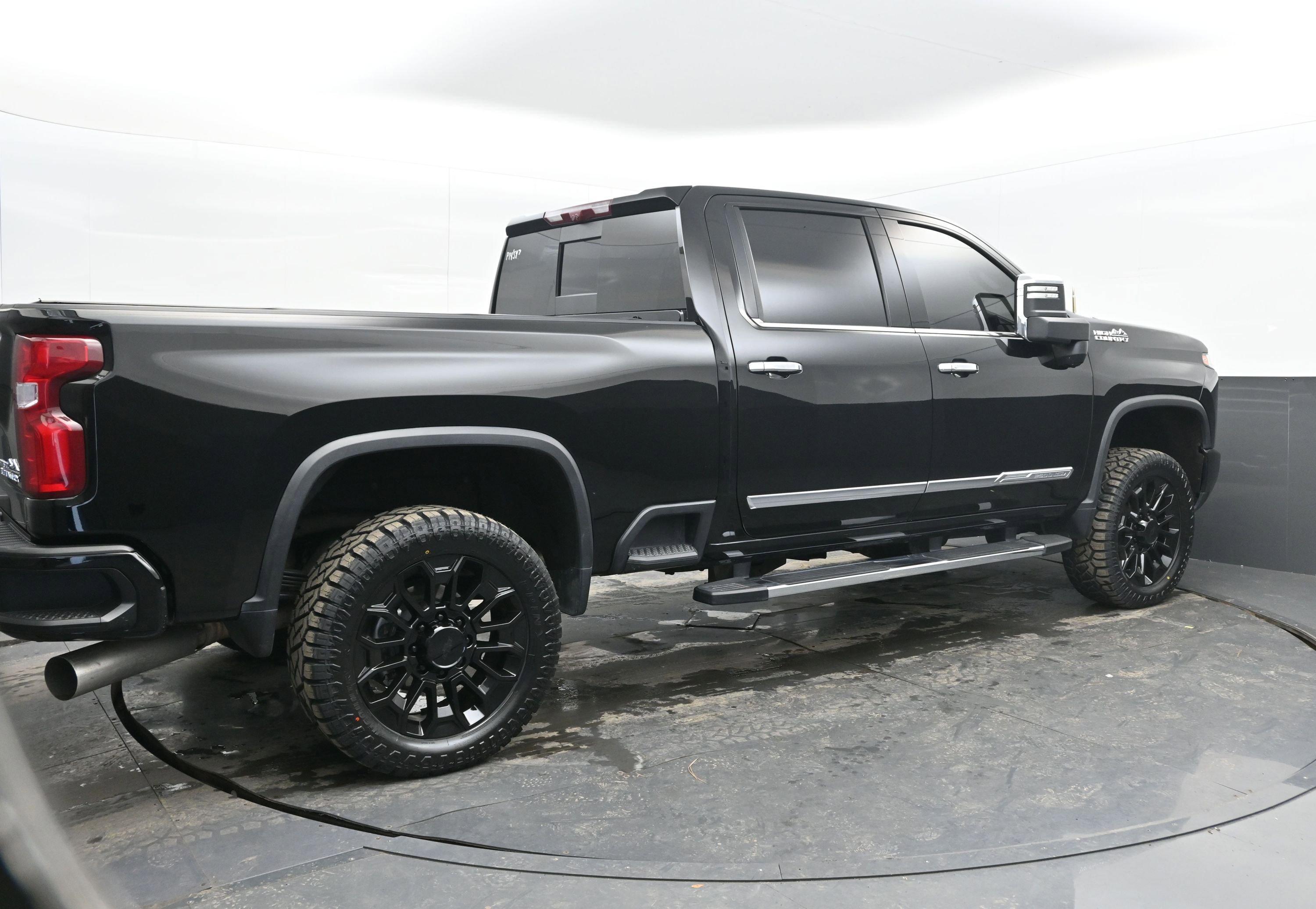 Used 2024 Chevrolet Silverado 2500 High Country w/ Technology Package image 9