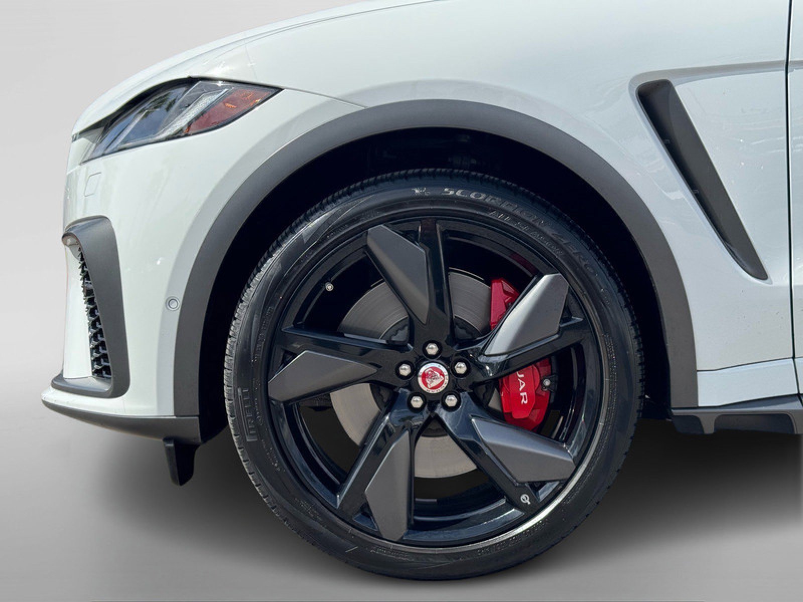 Used 2023 Jaguar F-PACE SVR image 10