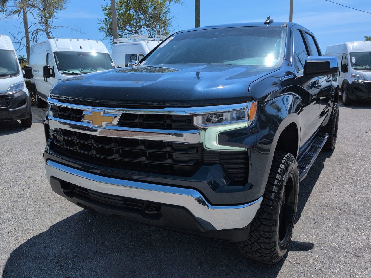 Used 2022 Chevrolet Silverado 1500 LT AWD/4WD image 9