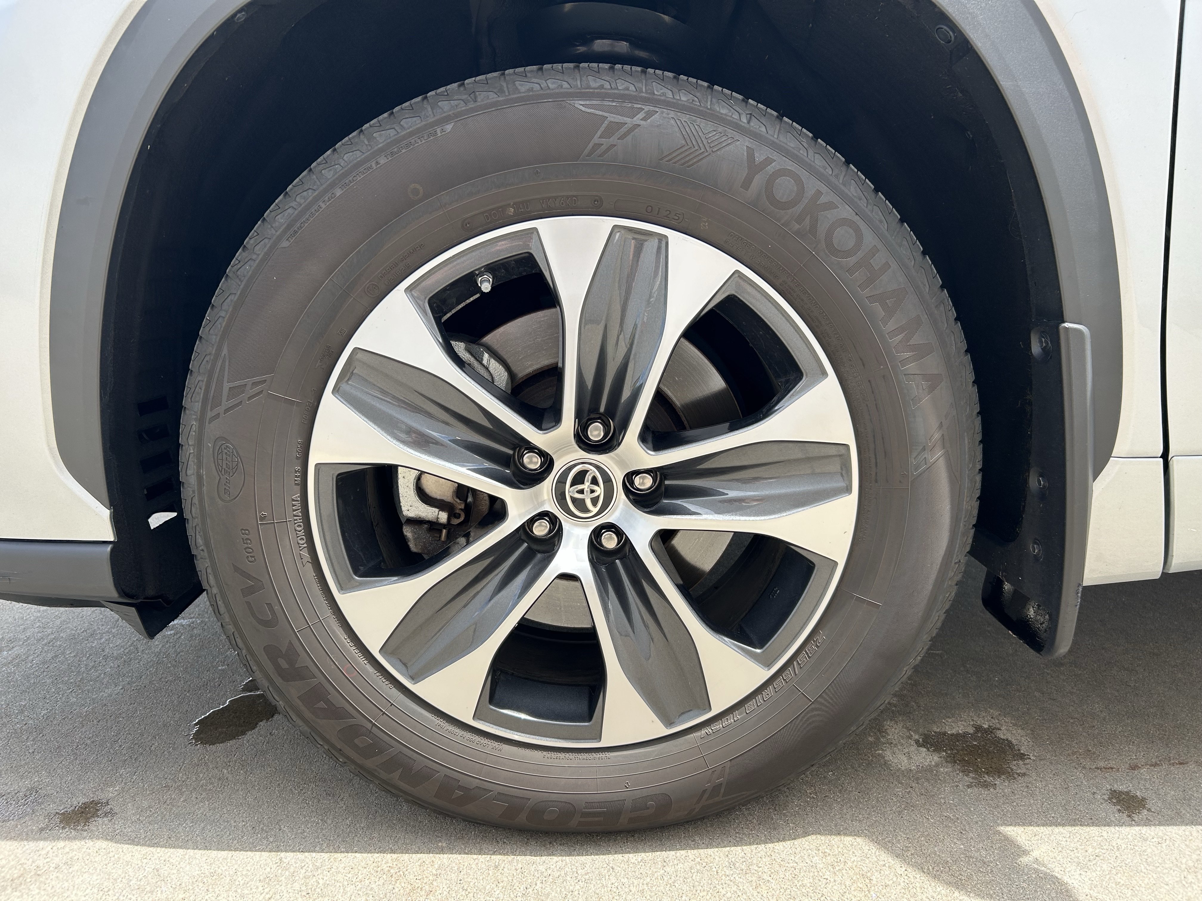 Certified 2020 Toyota Highlander XLE AWD/4WD image 11