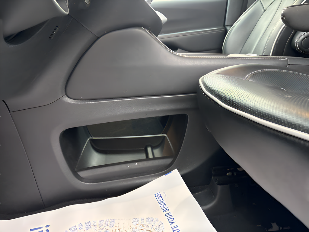 Used 2025 Chrysler Pacifica Limited FWD image 30