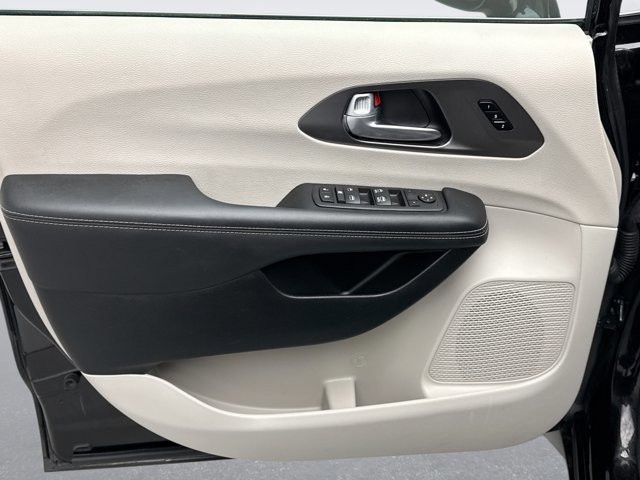 Used 2024 Chrysler Pacifica Touring-L image 9