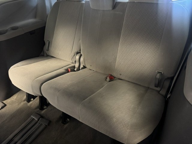 Used 2018 Toyota Sienna LE w/ Carpet Mat Package FWD image 31