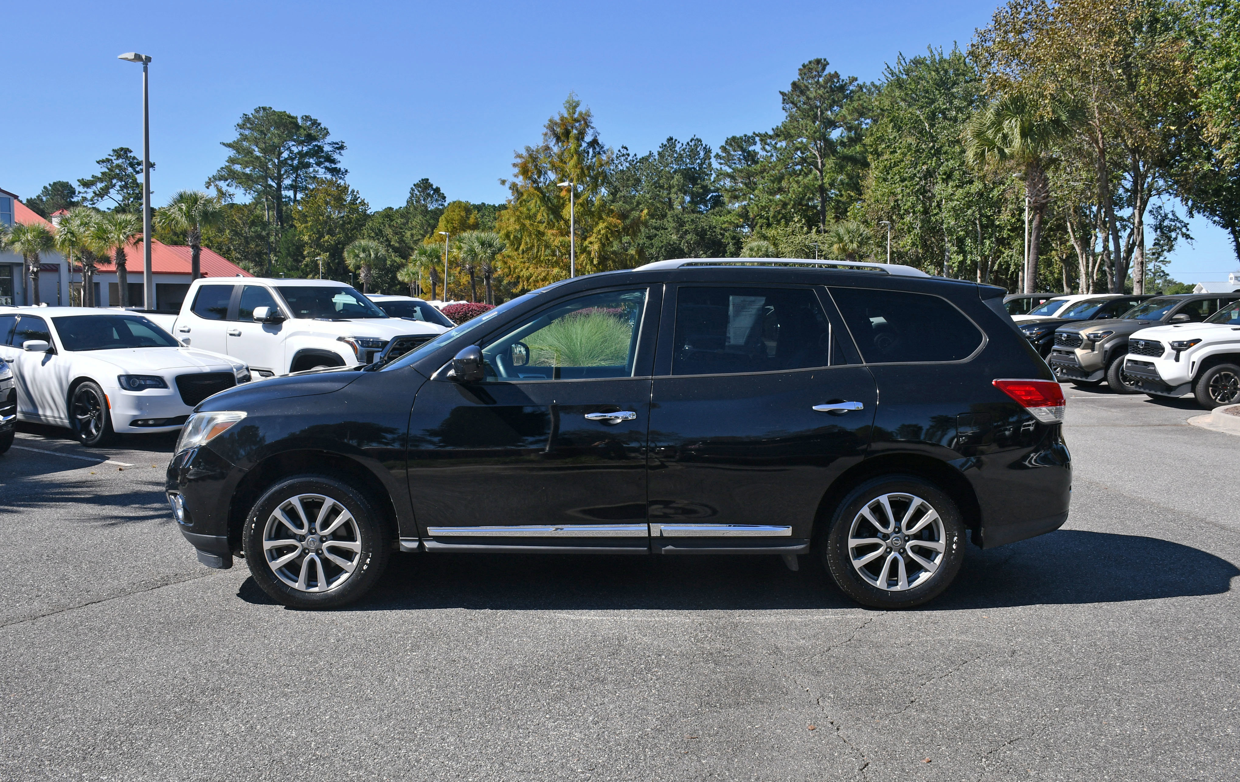Used 2015 Nissan Pathfinder SL w/ SL Tech Package image 2