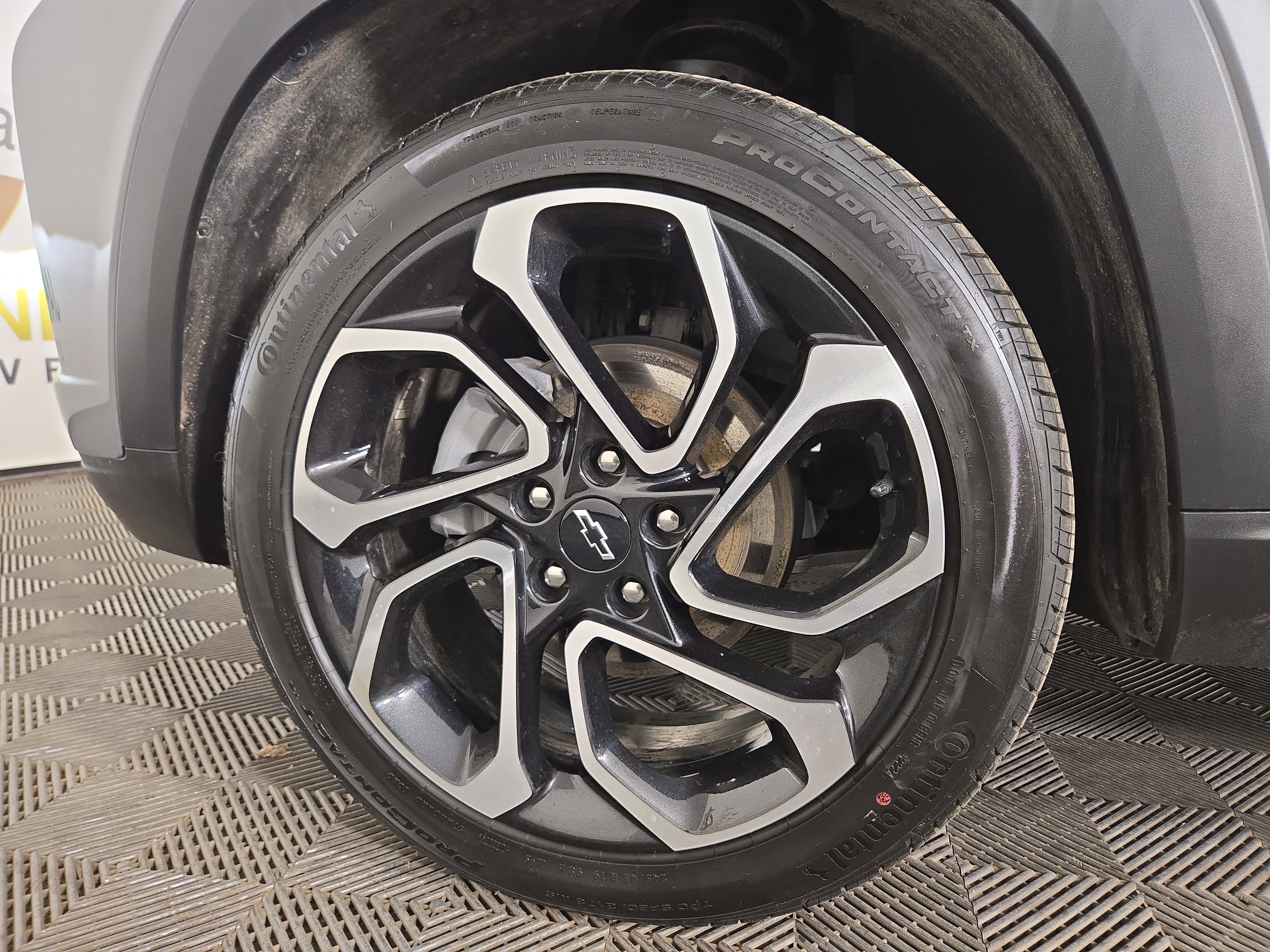 Certified 2025 Chevrolet Trax RS w/ Sunroof Package image 32