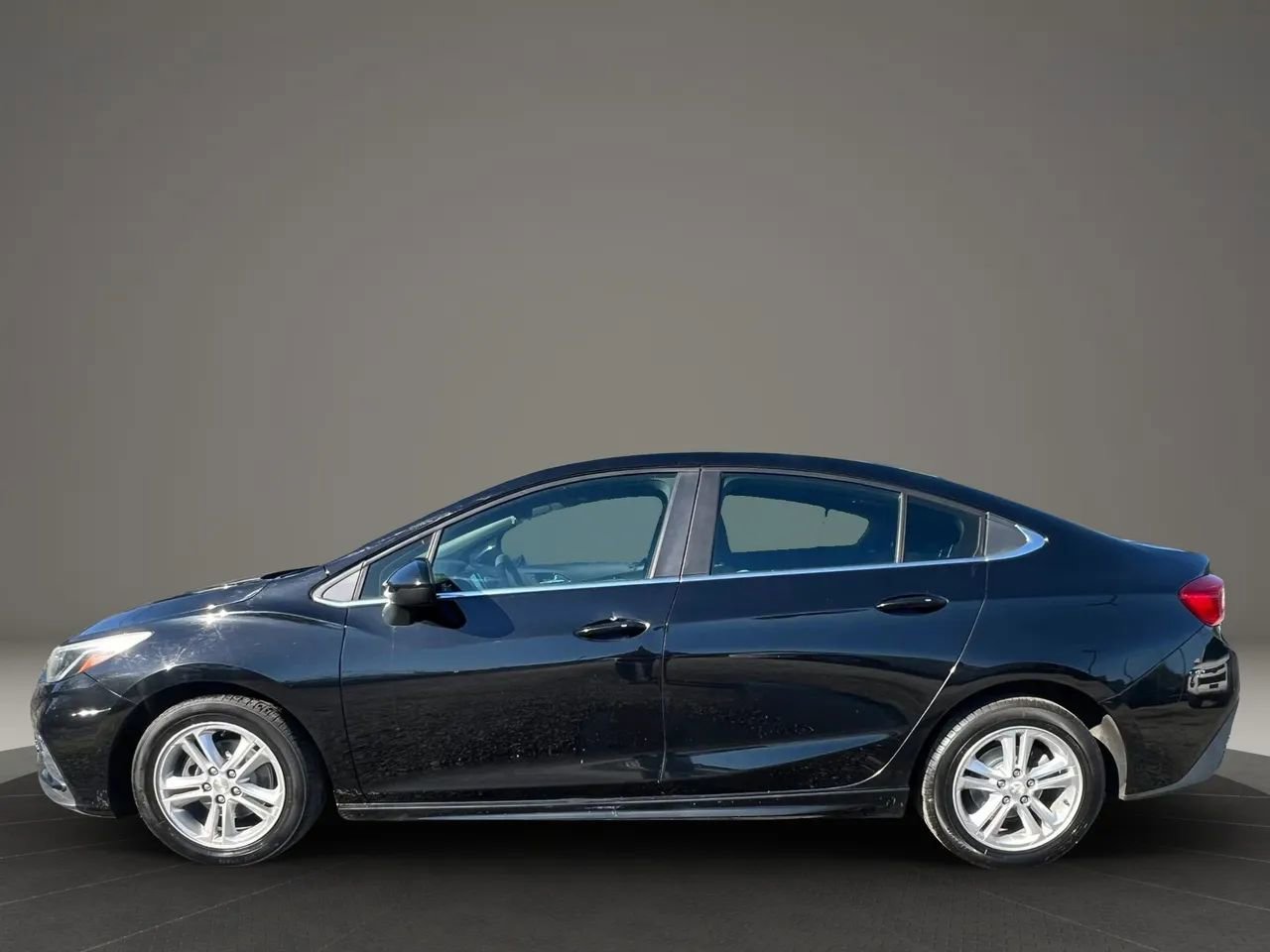 Used 2017 Chevrolet Cruze LT w/ Convenience Package FWD image 9