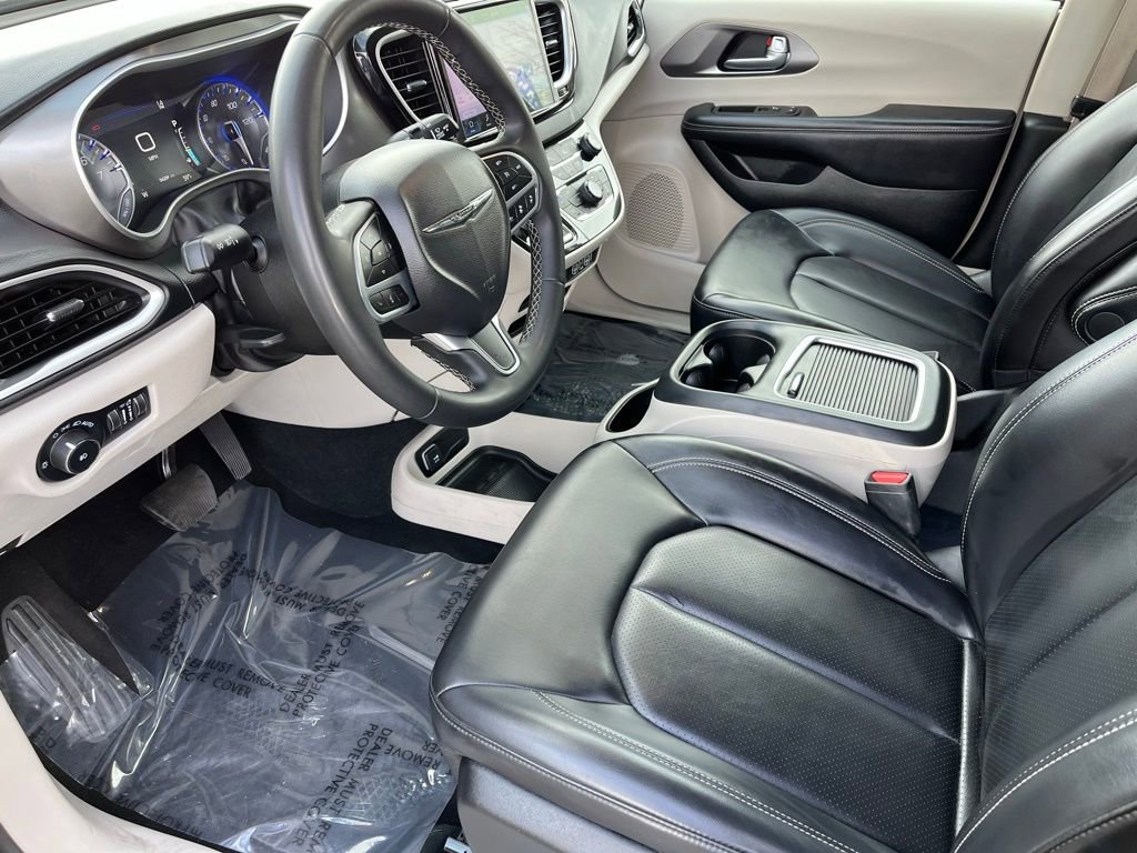Used 2023 Chrysler Pacifica Touring-L image 18