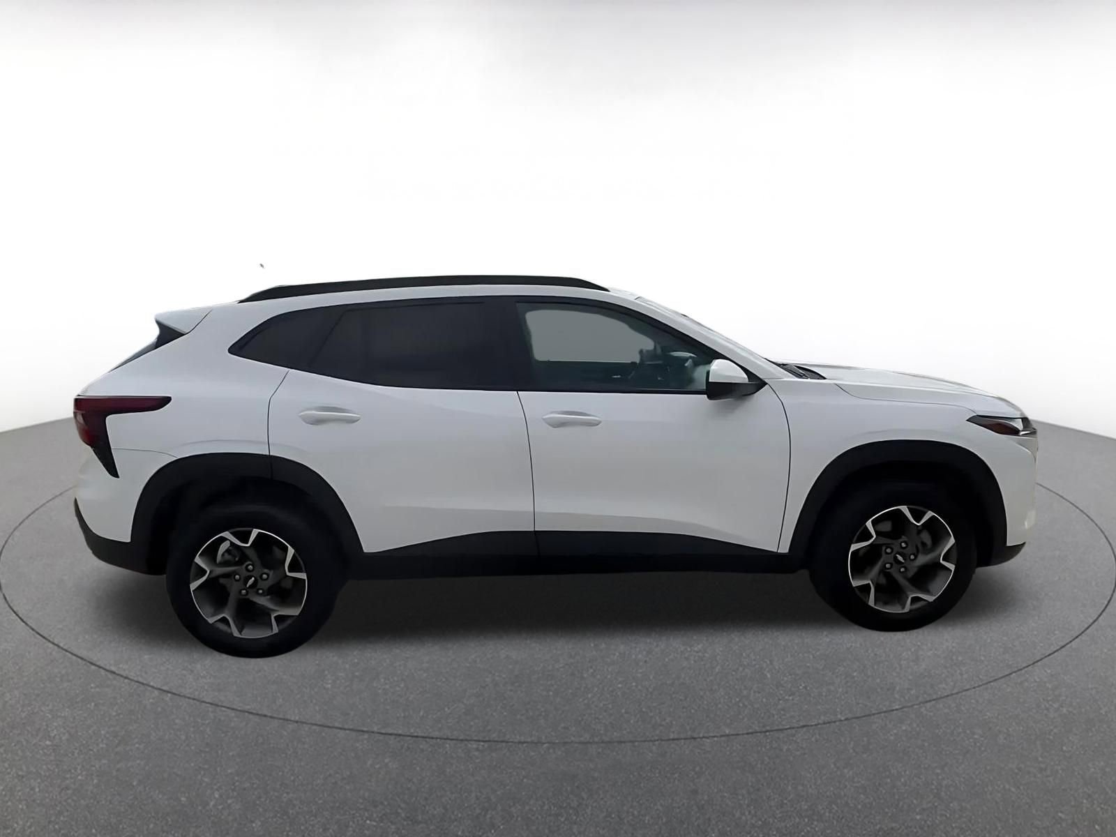 Used 2025 Chevrolet Trax LT FWD image 16