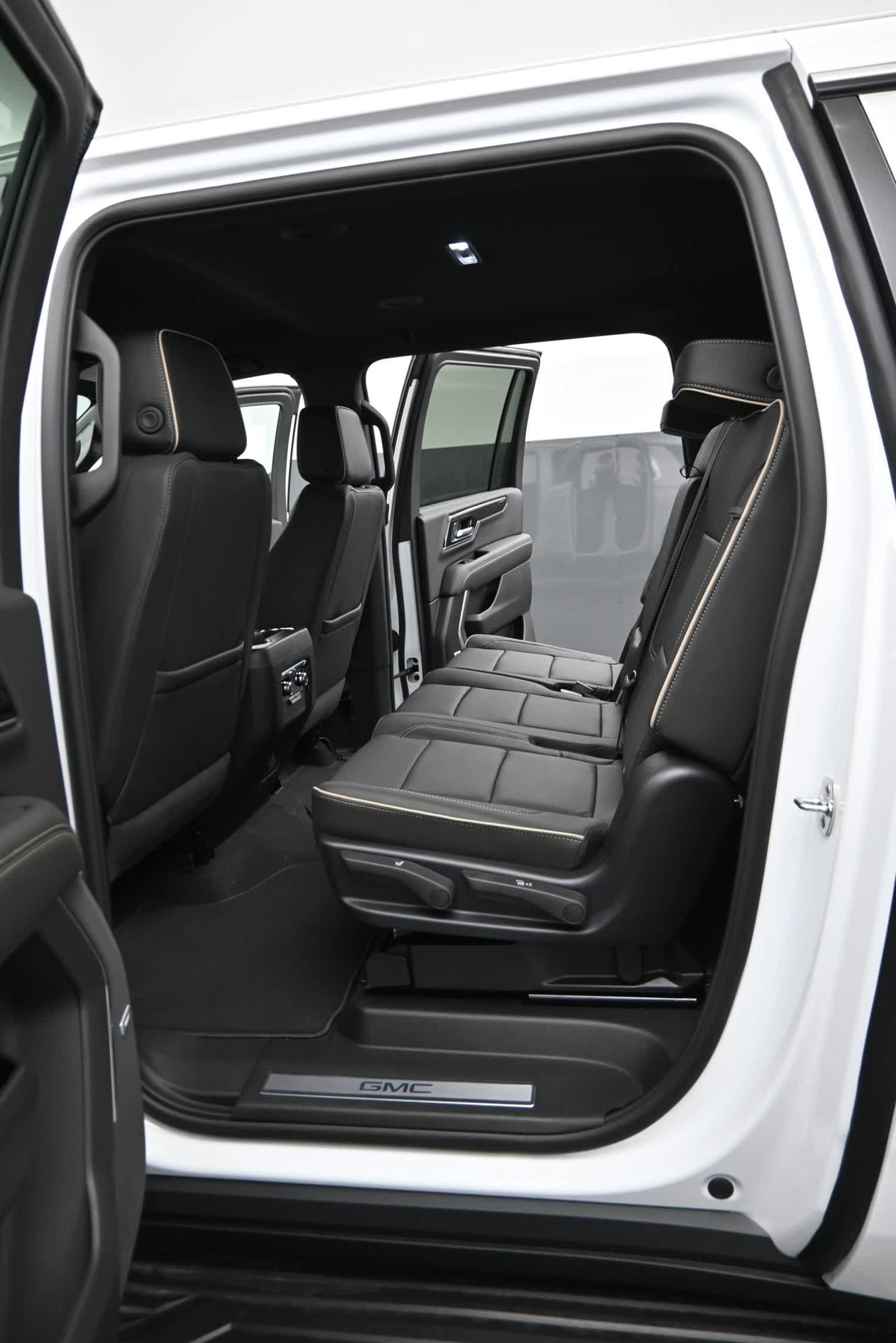 New 2026 GMC Yukon XL Elevation w/ LPO, Elevation Black Package AWD/4WD image 15