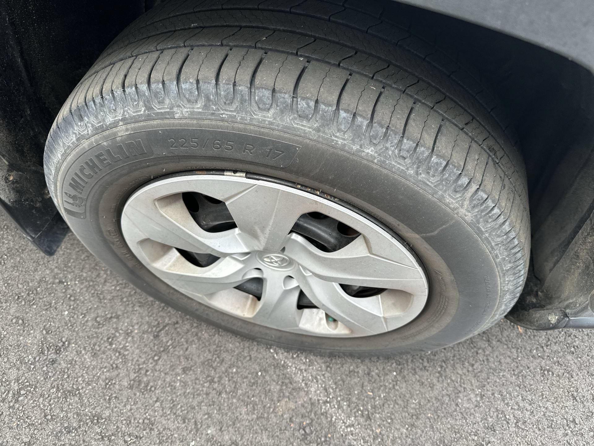 Used 2019 Toyota RAV4 LE FWD image 27
