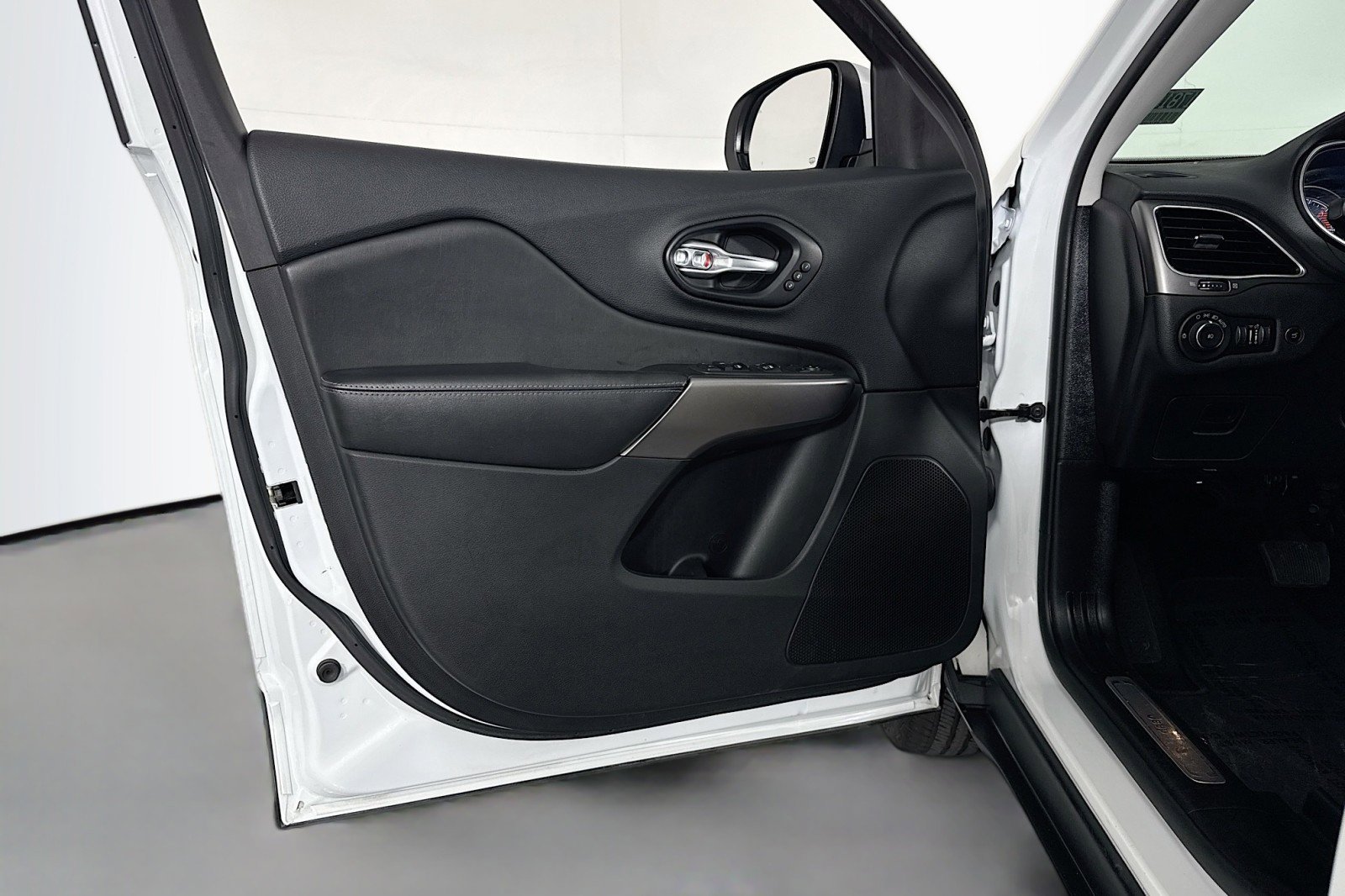 Used 2021 Jeep Cherokee Limited image 20