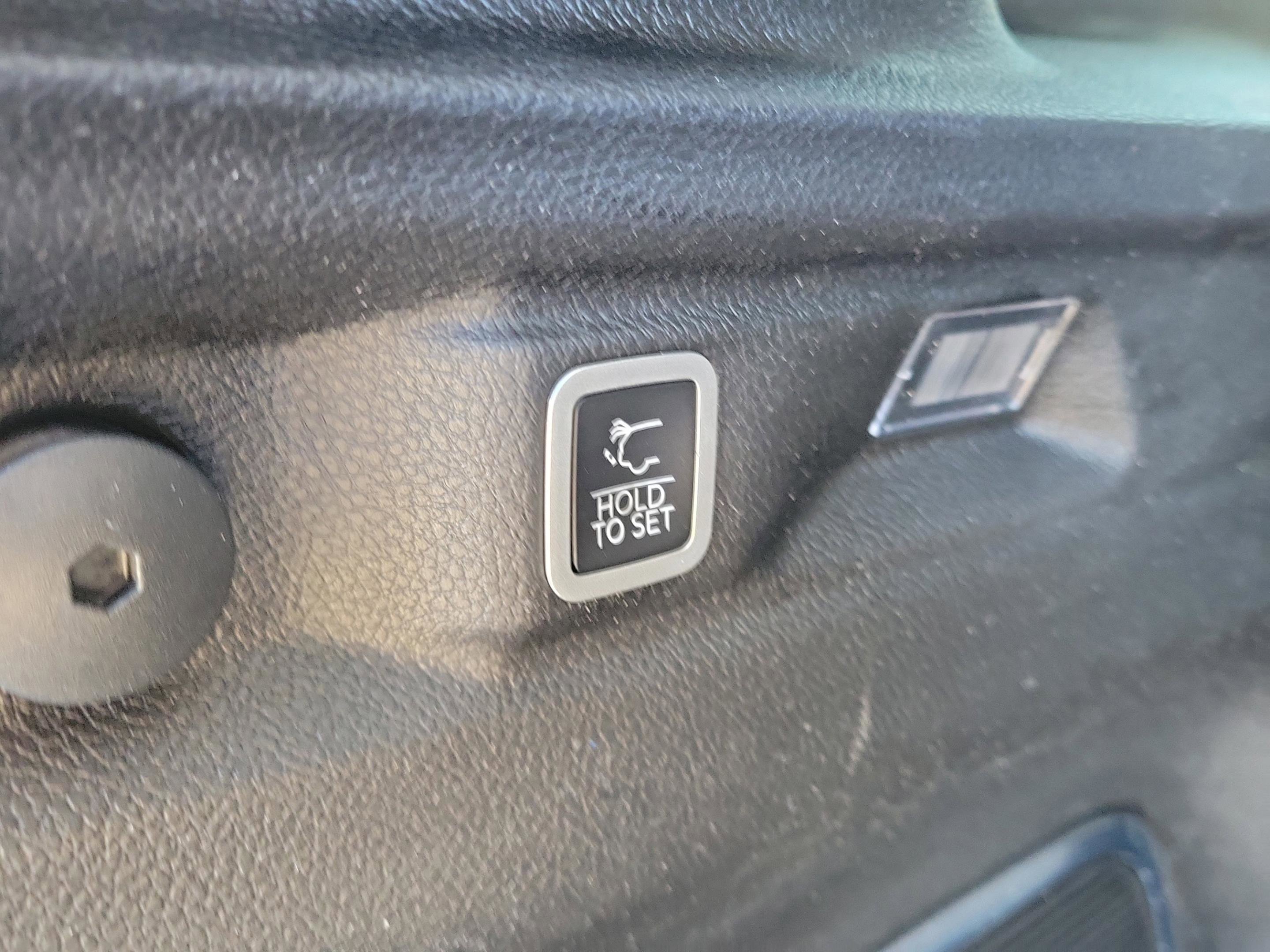 Used 2023 Jeep Grand Cherokee L Limited w/ Black Appearance Package image 10