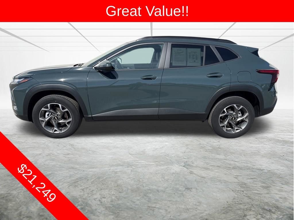 Used 2025 Chevrolet Trax LT image 2