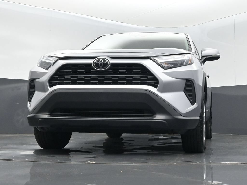 Used 2025 Toyota RAV4 LE AWD/4WD image 11