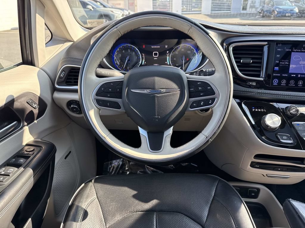 Used 2017 Chrysler Pacifica Limited FWD image 13
