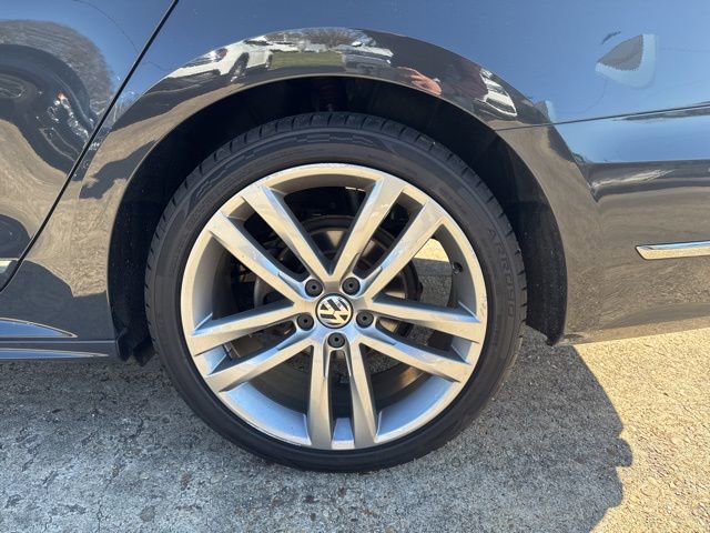 Used 2017 Volkswagen Passat 1.8T R-Line w/ R-Line Lighting Package image 9