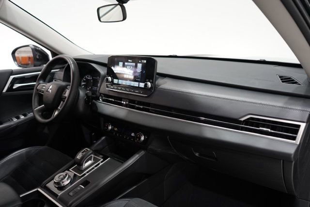 Used 2024 Mitsubishi Outlander SE image 16