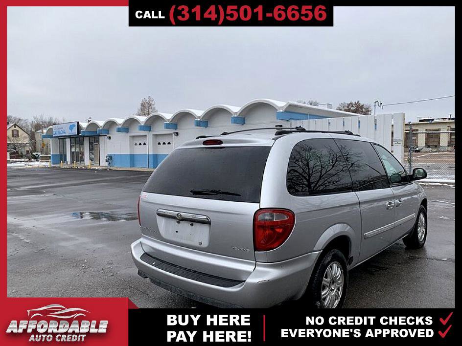 Used 2005 Chrysler Town & Country Touring image 5