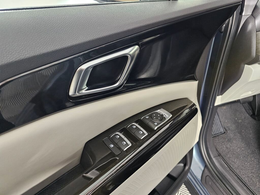 Used 2024 Kia Carnival EX image 19