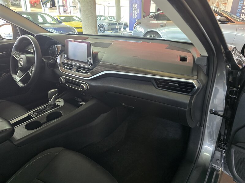 Used 2025 Nissan Altima 2.5 SV FWD image 14