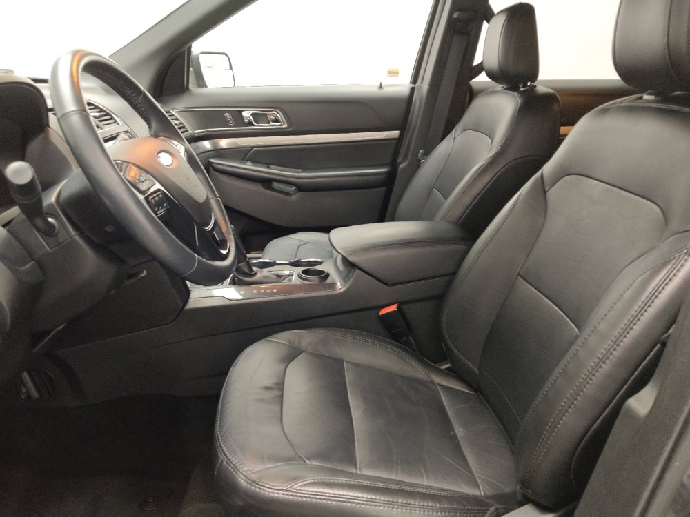 Used 2018 Ford Explorer XLT w/ Equipment Group 202A FWD image 17