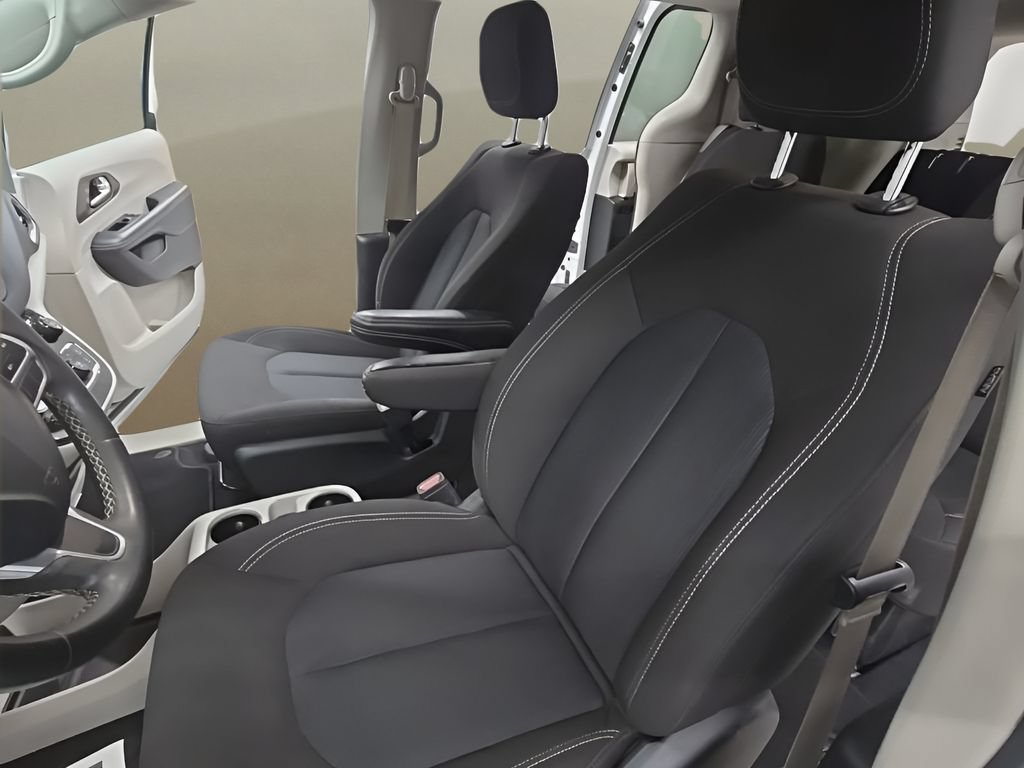 Used 2022 Chrysler Voyager LX FWD image 13