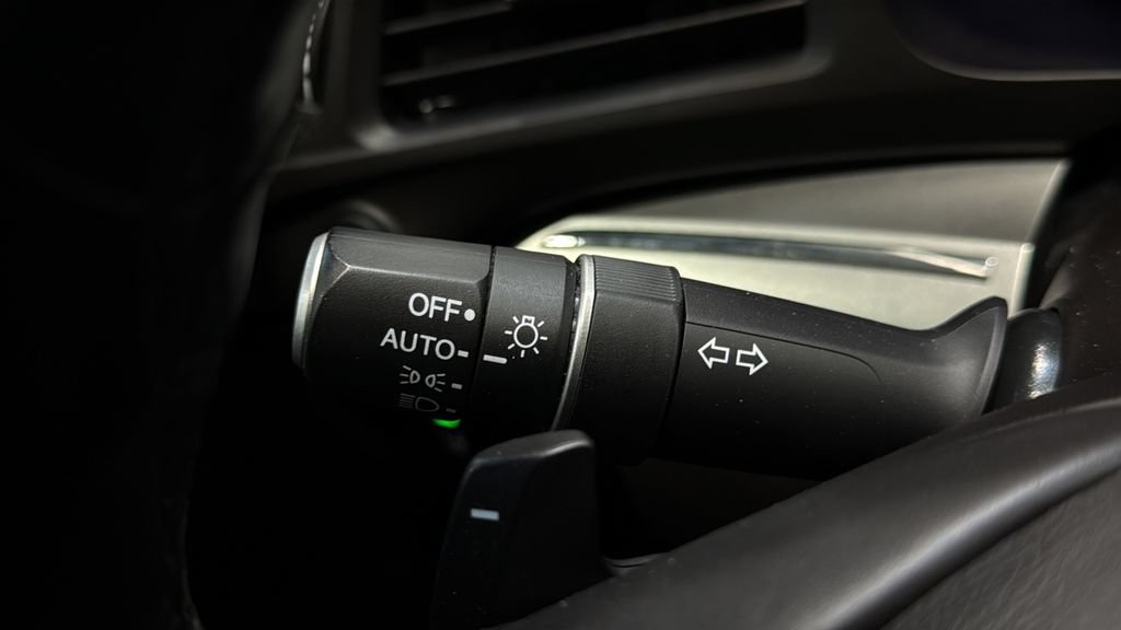 Used 2020 Acura ILX w/ Premium Package FWD image 32