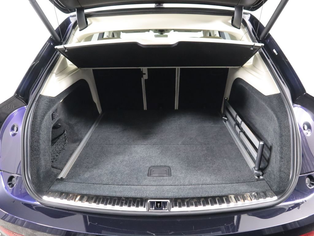 Used 2025 Bentley Bentayga image 29