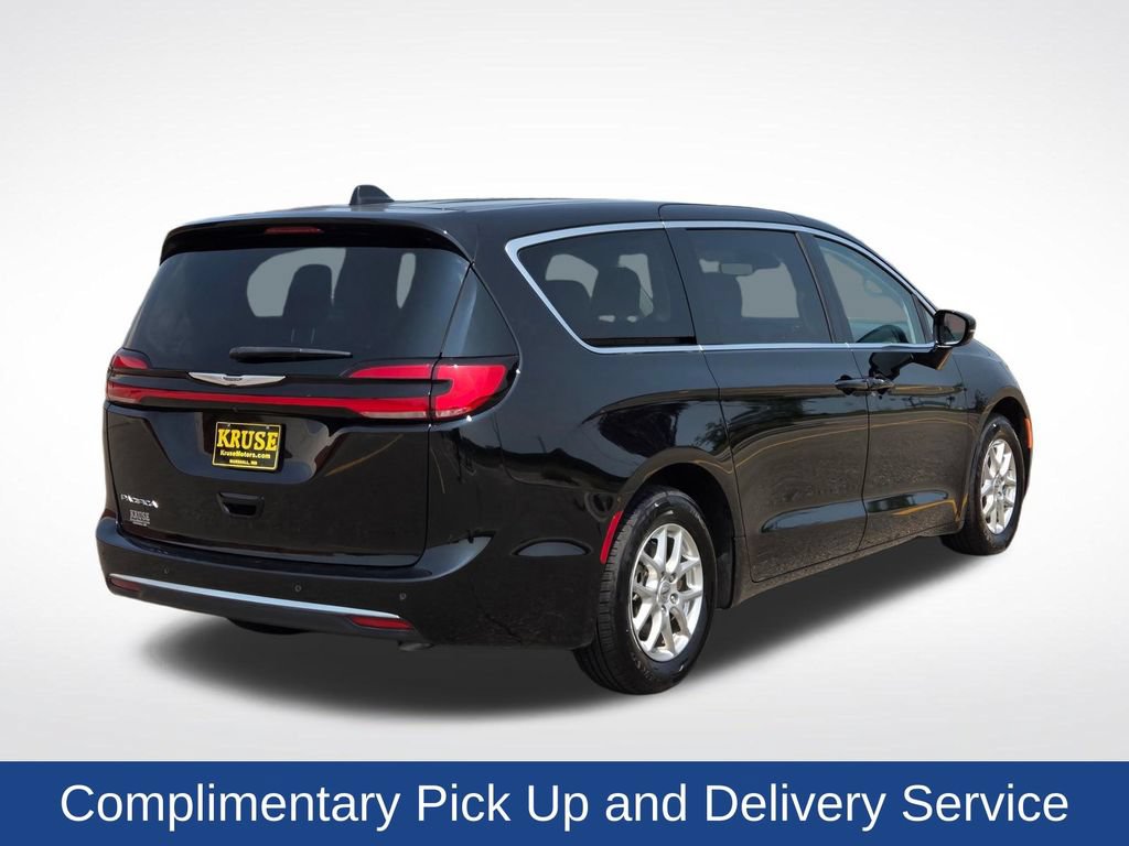 Used 2024 Chrysler Pacifica Touring-L FWD image 3