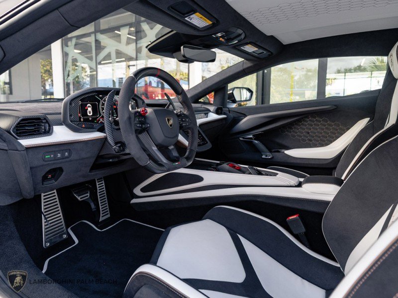 Used 2025 Lamborghini Revuelto image 21