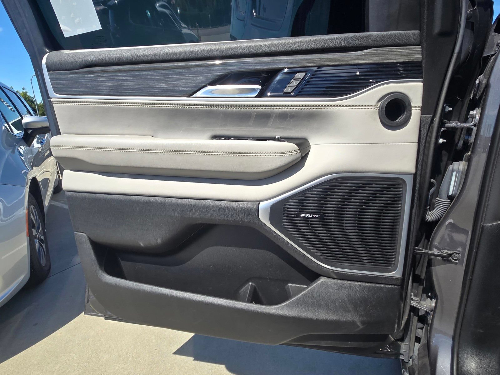 Used 2022 Jeep Wagoneer Series II w/ Premium Group I AWD/4WD image 16