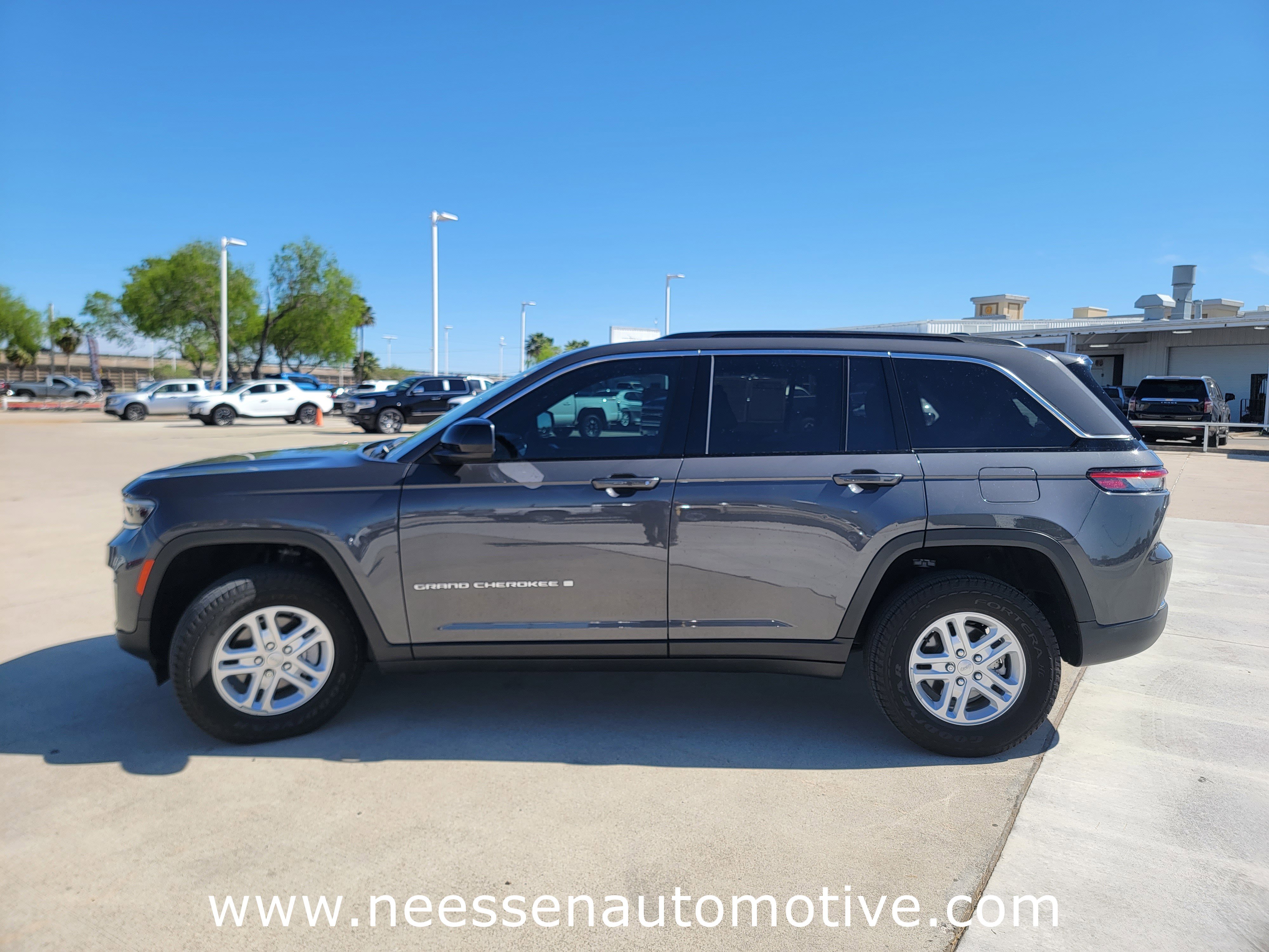 Used 2025 Jeep Grand Cherokee Laredo image 4