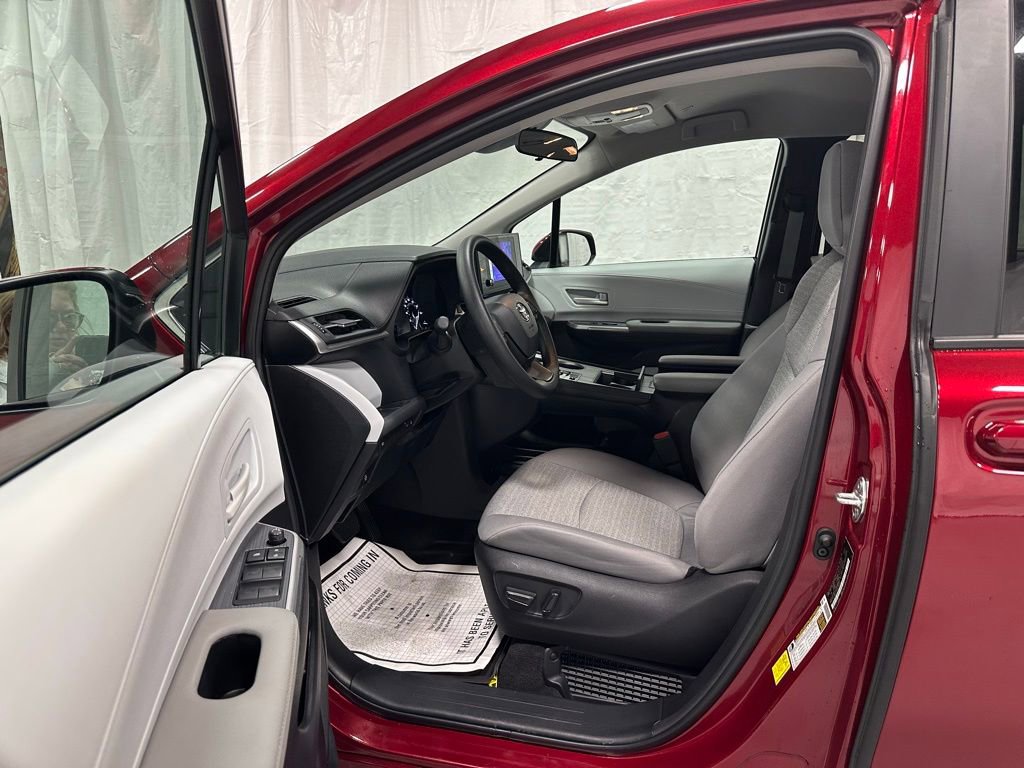 Used 2025 Toyota Sienna LE image 9