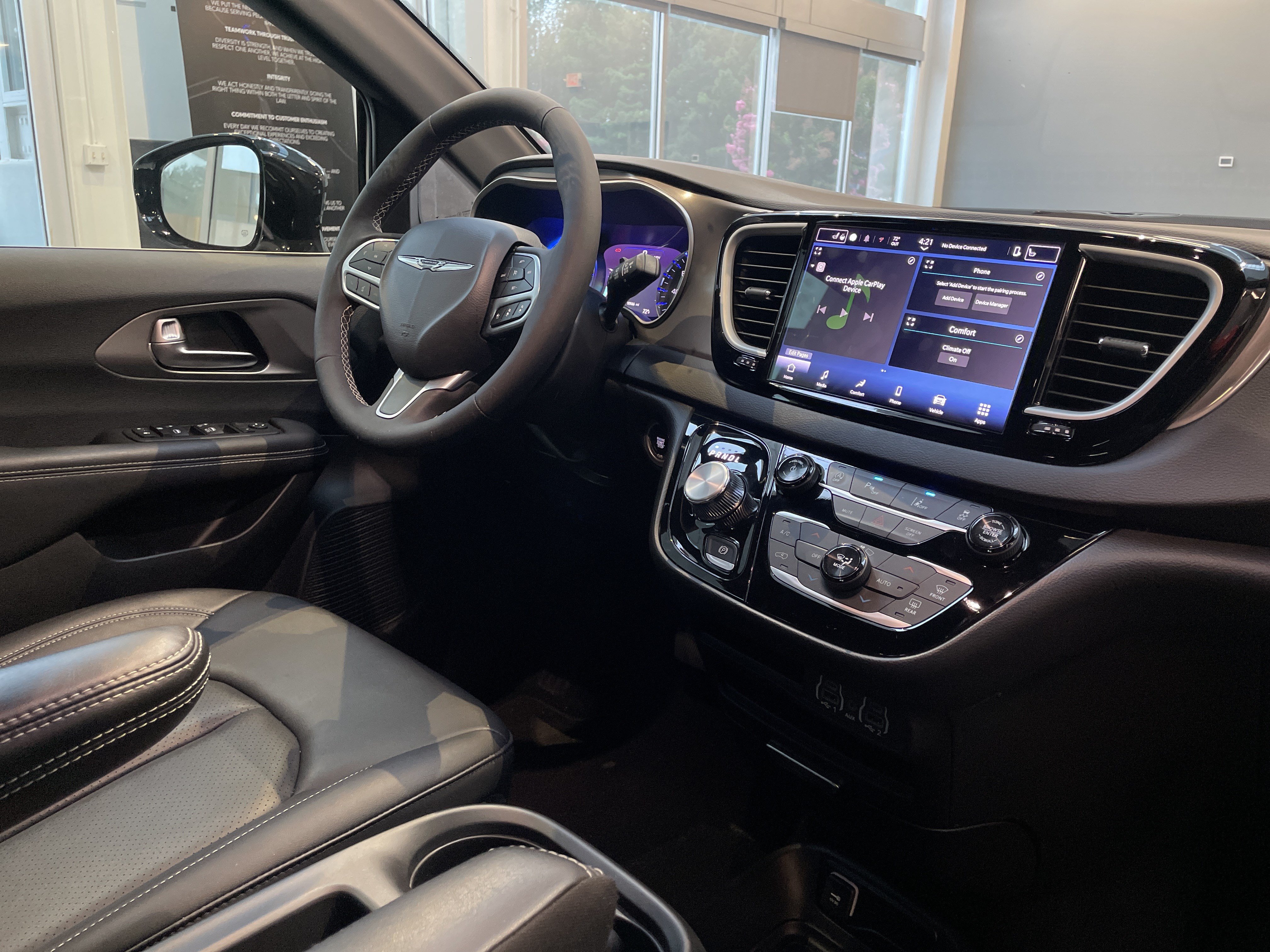 Used 2025 Chrysler Voyager LX FWD image 31