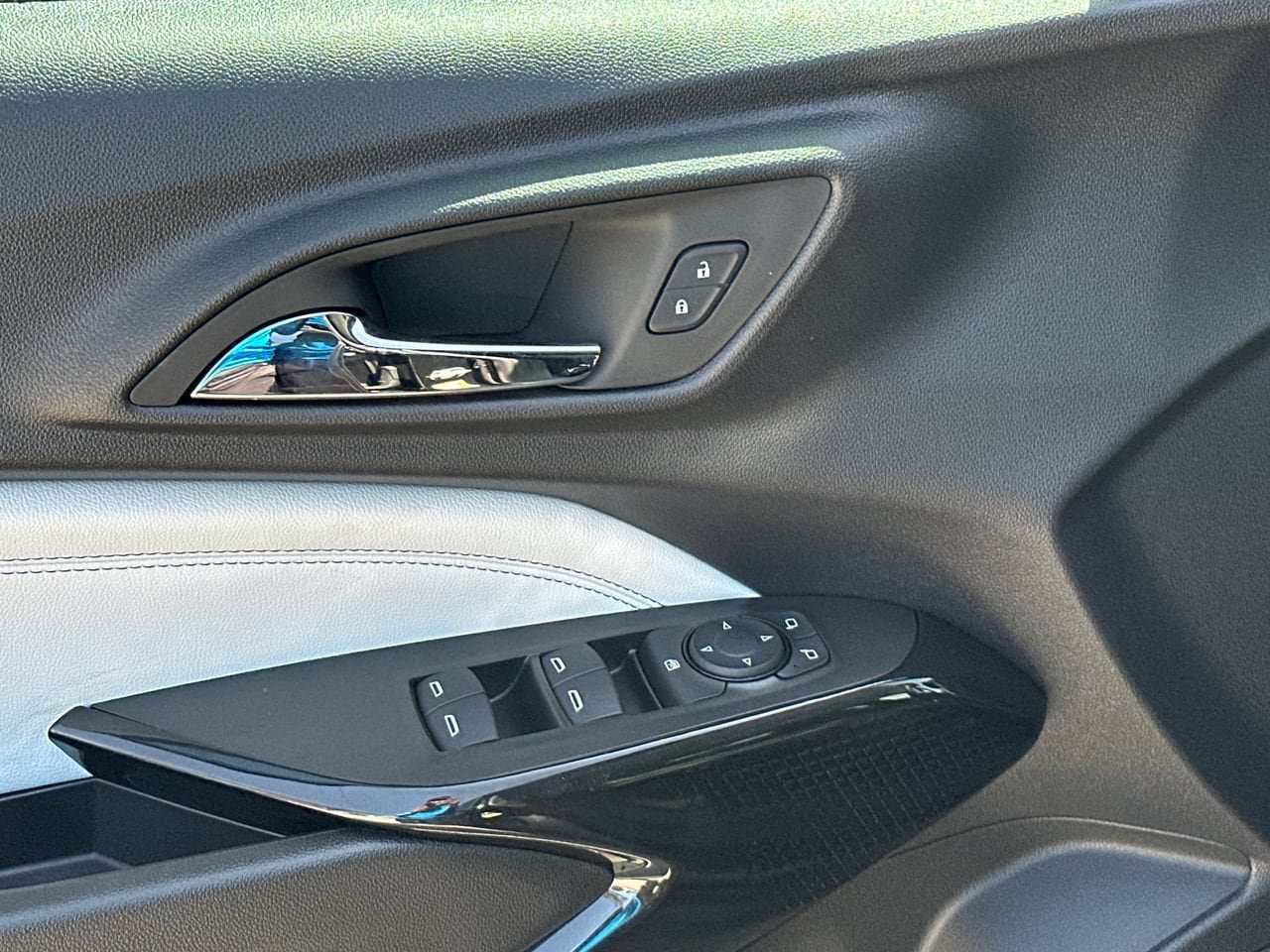 New 2026 Chevrolet Trax RS w/ Sunroof Package FWD image 12