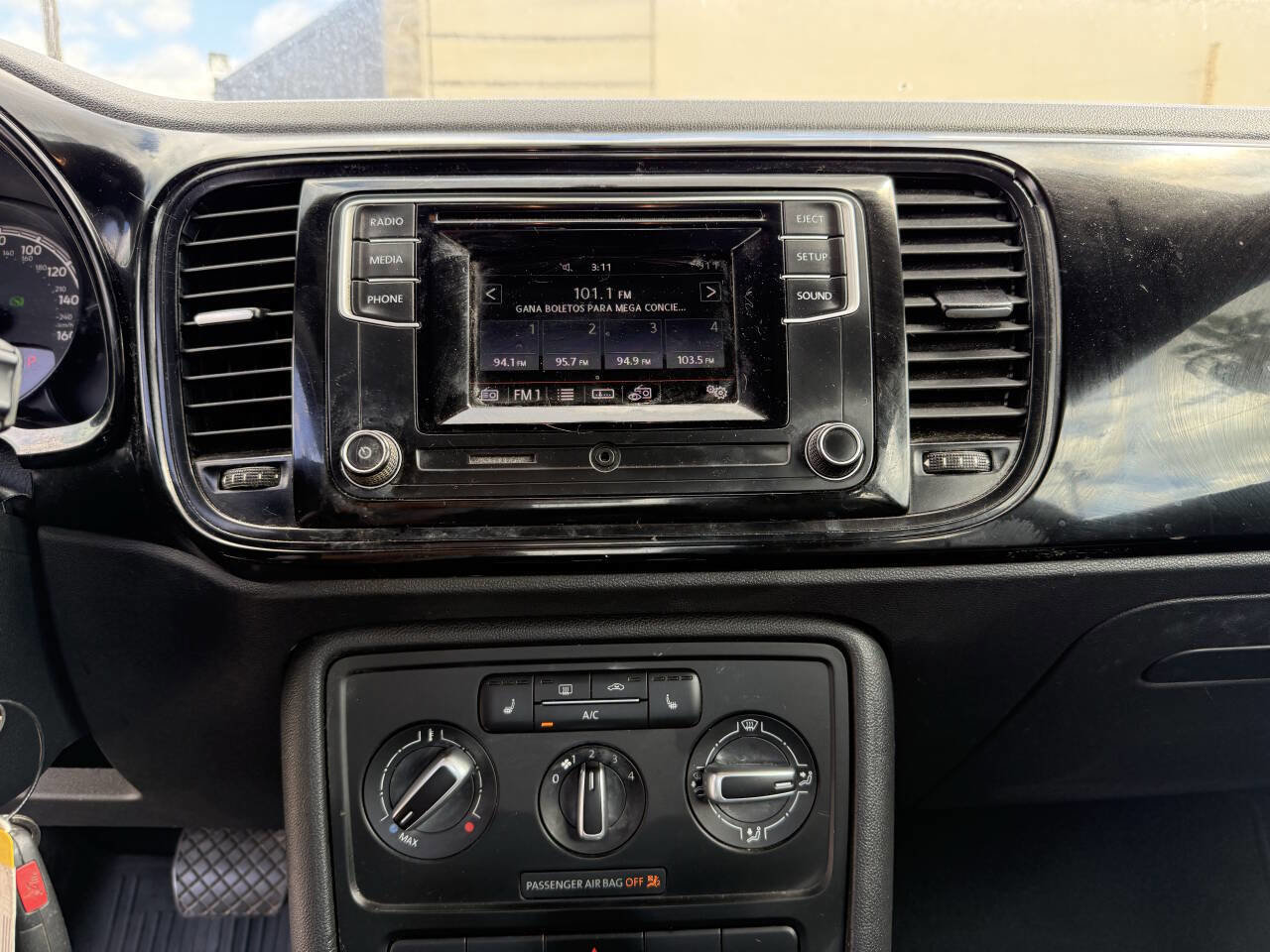 Used 2017 Volkswagen Beetle 1.8T Classic FWD image 17