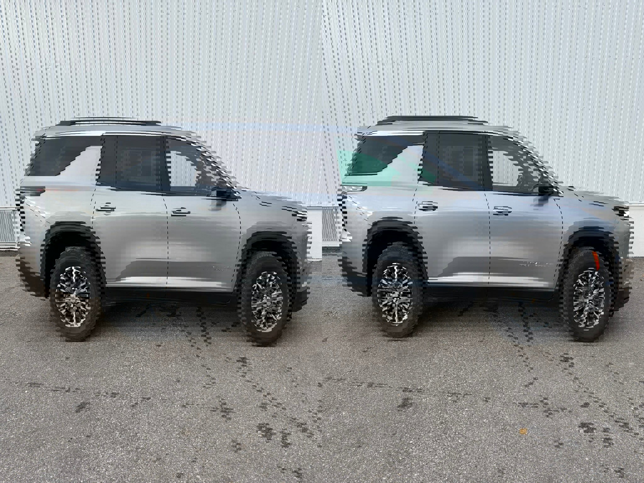 Used 2025 Chevrolet Traverse LT image 1