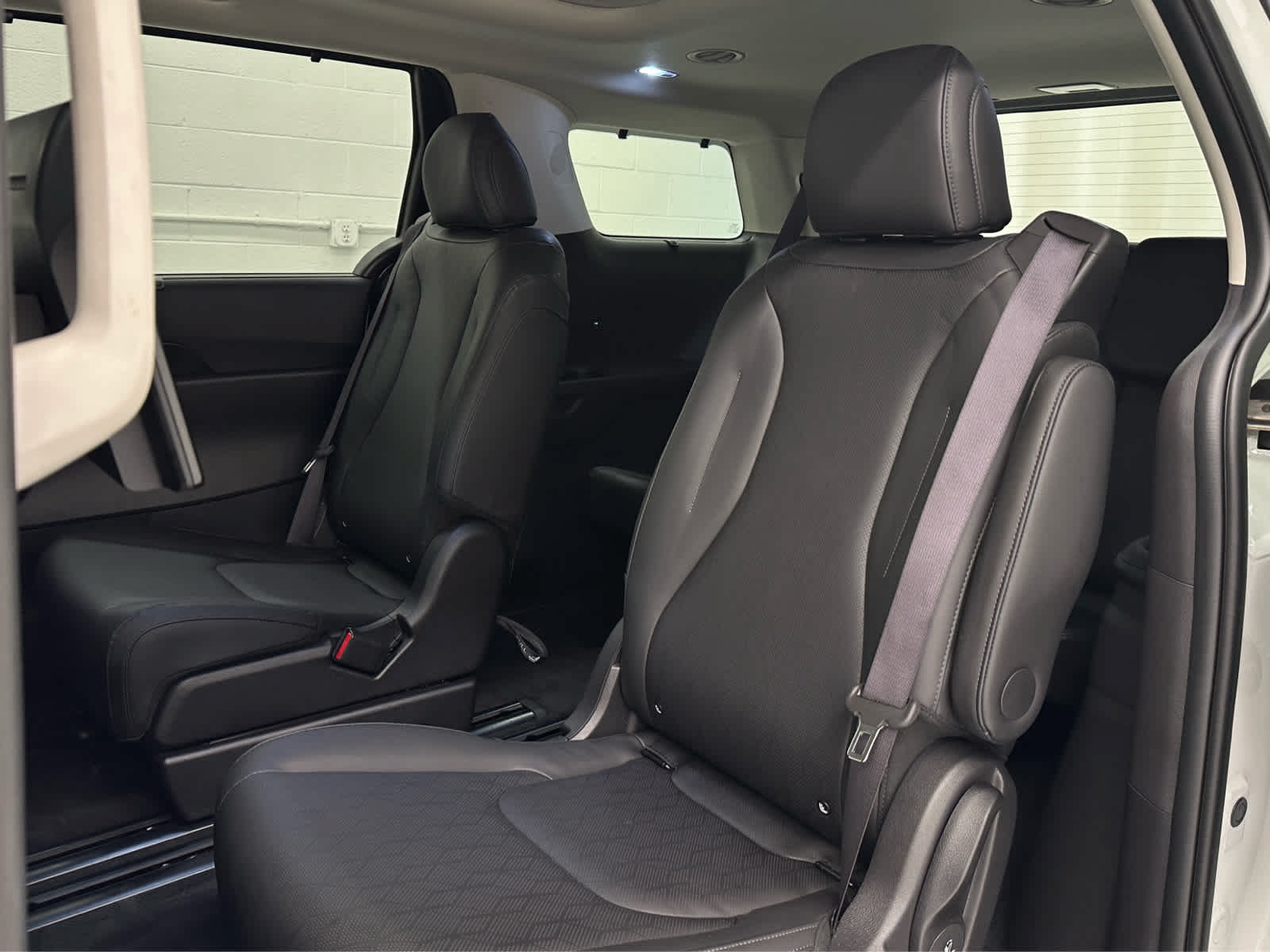 Used 2025 Kia Carnival SX FWD image 16