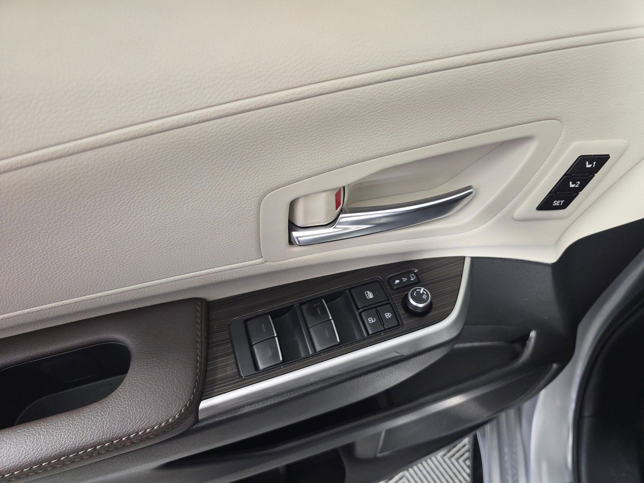 Used 2024 Toyota Sienna Platinum image 23