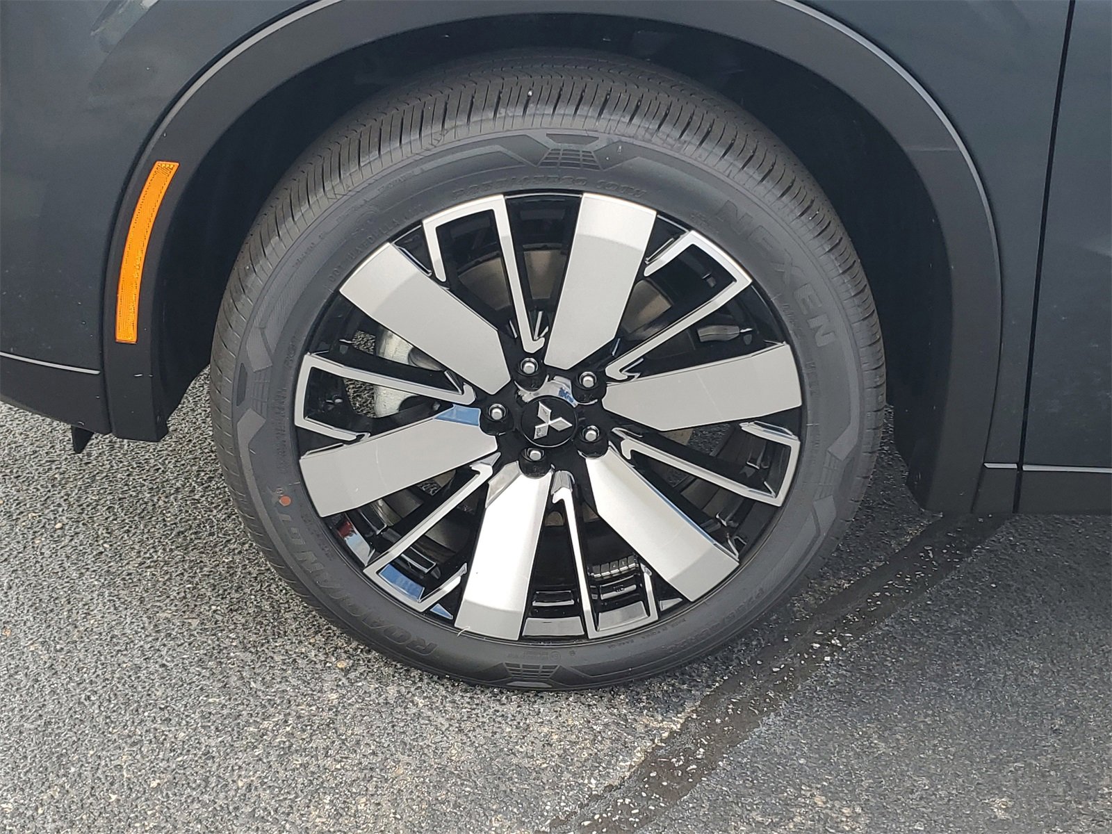 New 2025 Mitsubishi Outlander SE image 30