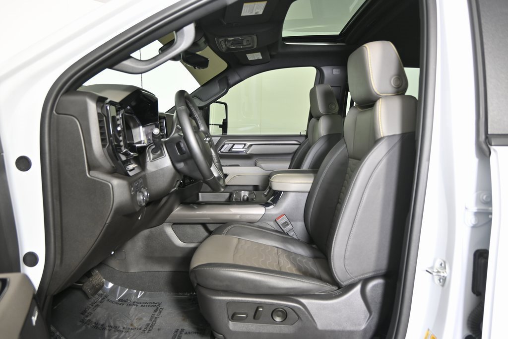 Used 2025 Chevrolet Silverado 2500 ZR2 w/ Technology Package image 21