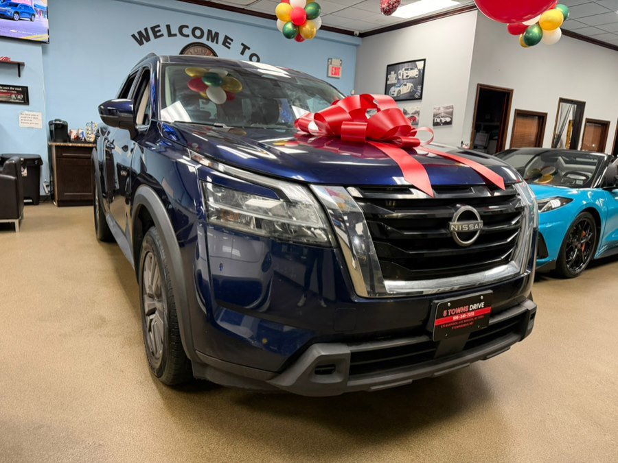 Used 2022 Nissan Pathfinder SV image 3